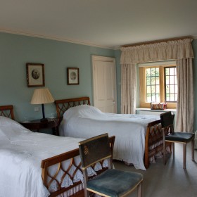 Twin bedroom traditional
